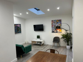 Unique 4 Bedroom House, ideal for HS2, Business People, Contractors & workers
